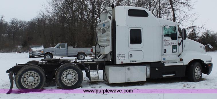 image for item L3005 2007 Kenworth T600 semi truck