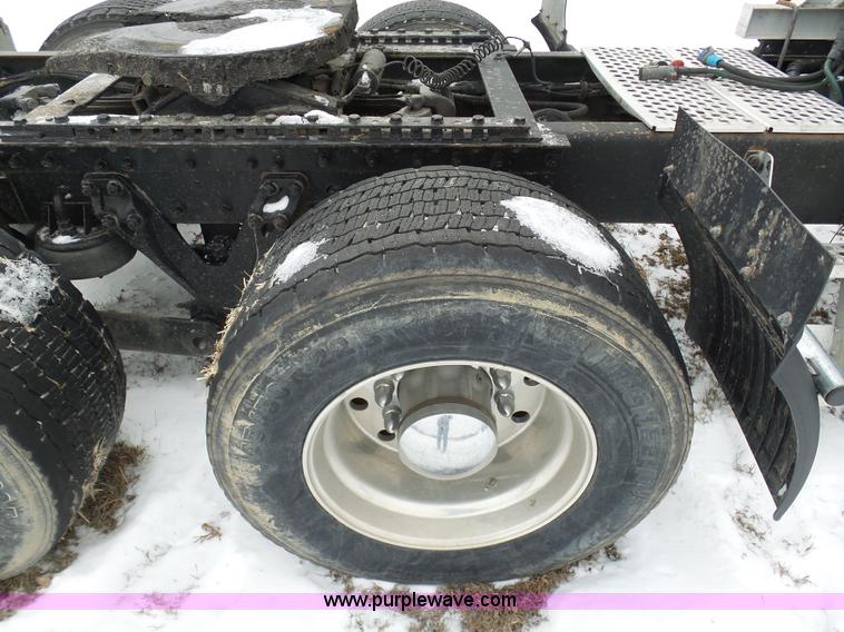 image for item L3005 2007 Kenworth T600 semi truck