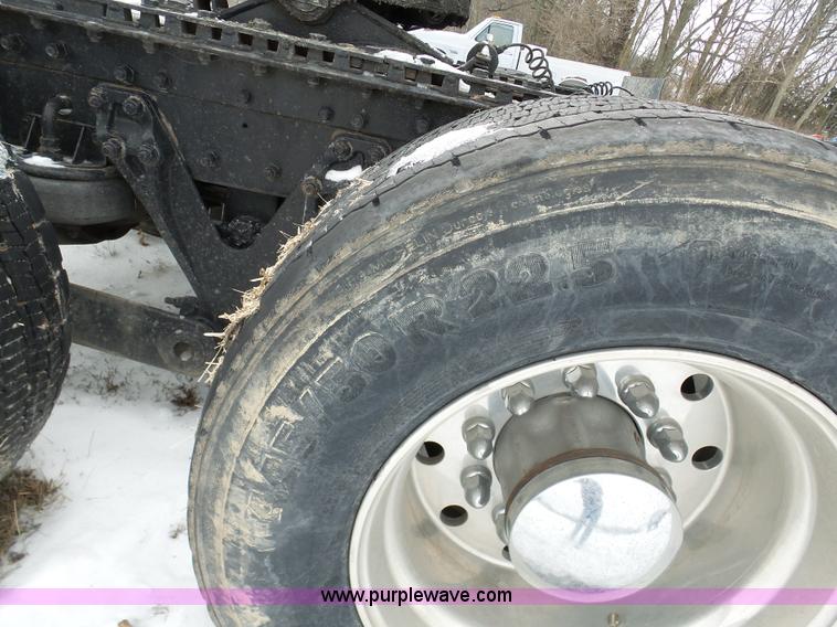 image for item L3005 2007 Kenworth T600 semi truck