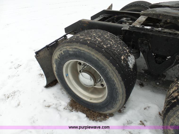 image for item L3005 2007 Kenworth T600 semi truck