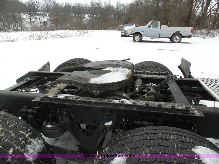 image for item L3005 2007 Kenworth T600 semi truck