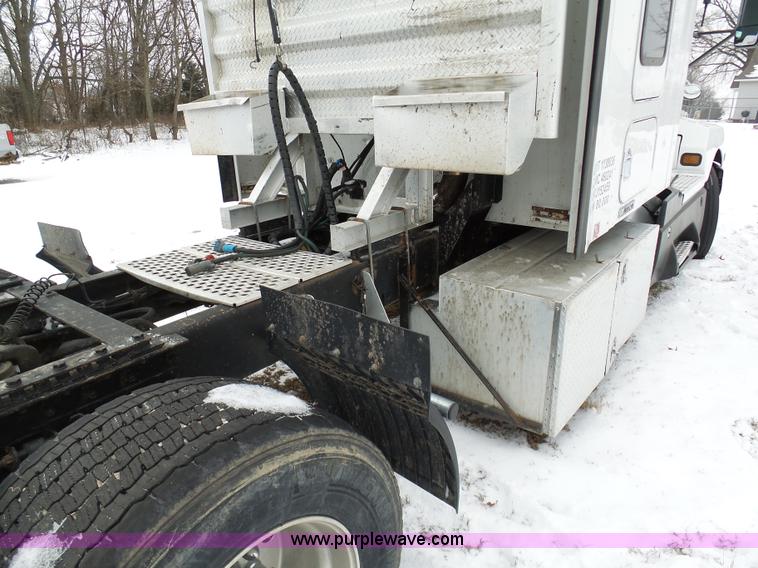 image for item L3005 2007 Kenworth T600 semi truck