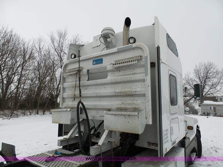 image for item L3005 2007 Kenworth T600 semi truck