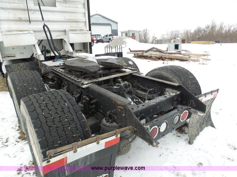 image for item L3005 2007 Kenworth T600 semi truck