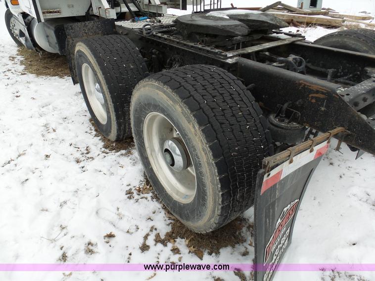 image for item L3005 2007 Kenworth T600 semi truck