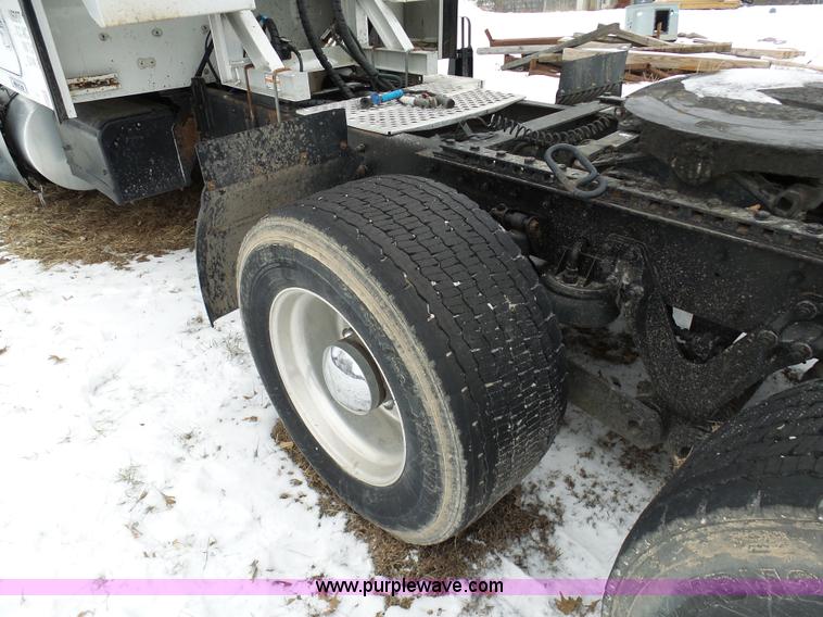 image for item L3005 2007 Kenworth T600 semi truck