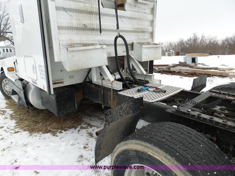 image for item L3005 2007 Kenworth T600 semi truck