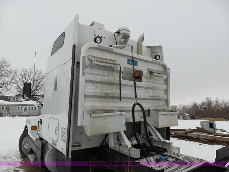 image for item L3005 2007 Kenworth T600 semi truck