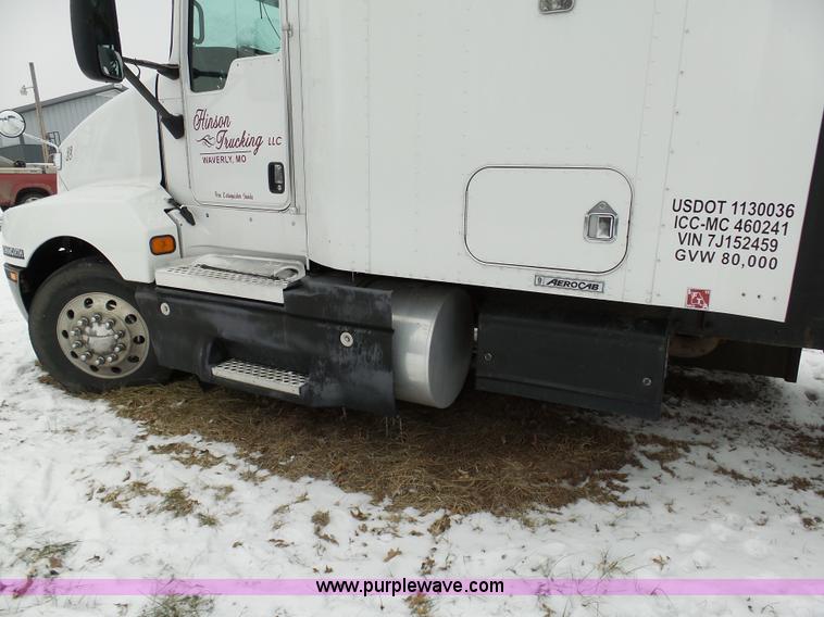 image for item L3005 2007 Kenworth T600 semi truck