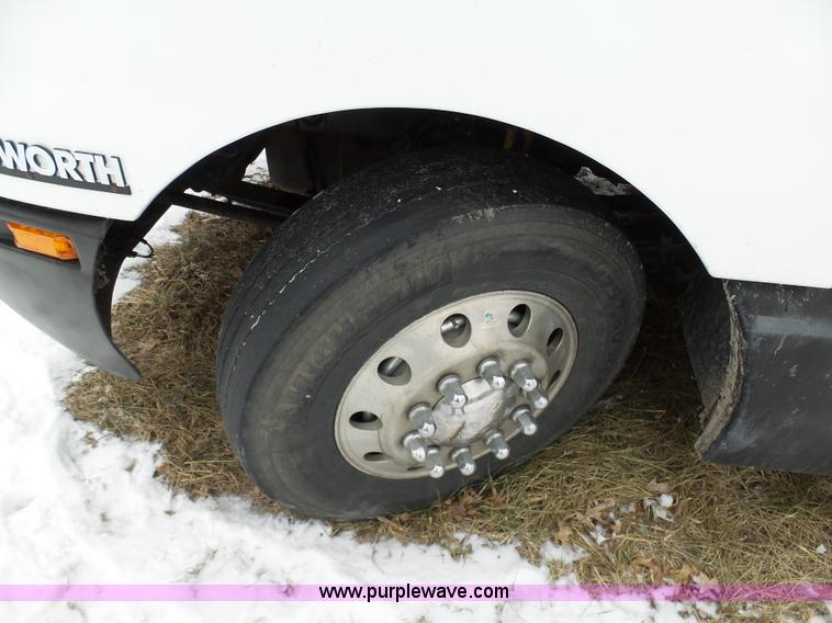 image for item L3005 2007 Kenworth T600 semi truck