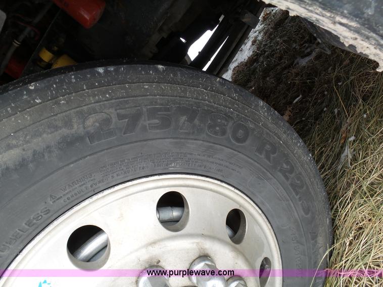 image for item L3005 2007 Kenworth T600 semi truck