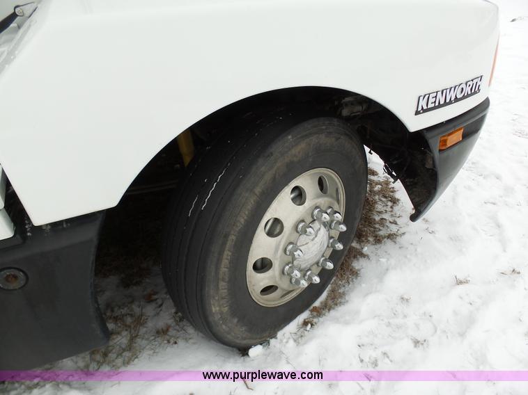 image for item L3005 2007 Kenworth T600 semi truck