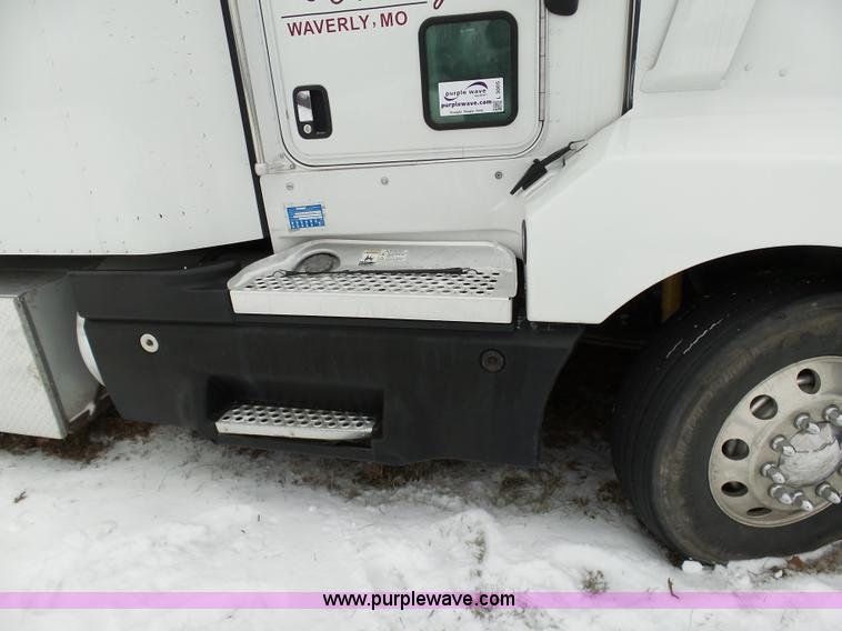image for item L3005 2007 Kenworth T600 semi truck