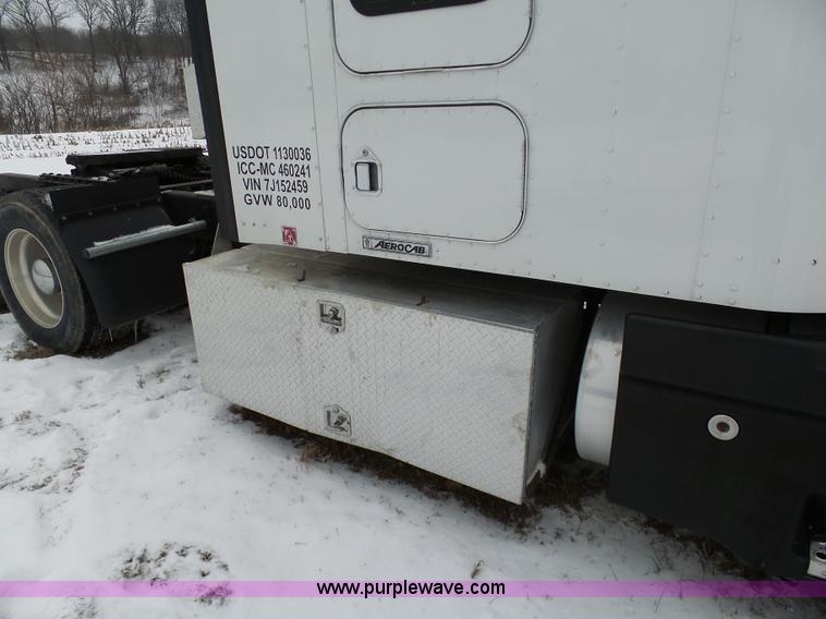 image for item L3005 2007 Kenworth T600 semi truck