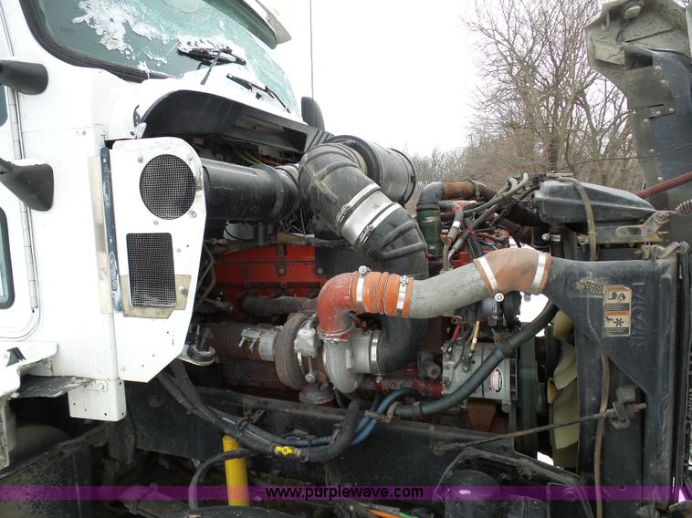 image for item L3005 2007 Kenworth T600 semi truck