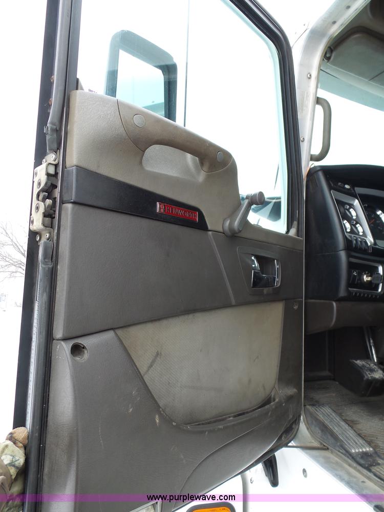 image for item L3005 2007 Kenworth T600 semi truck