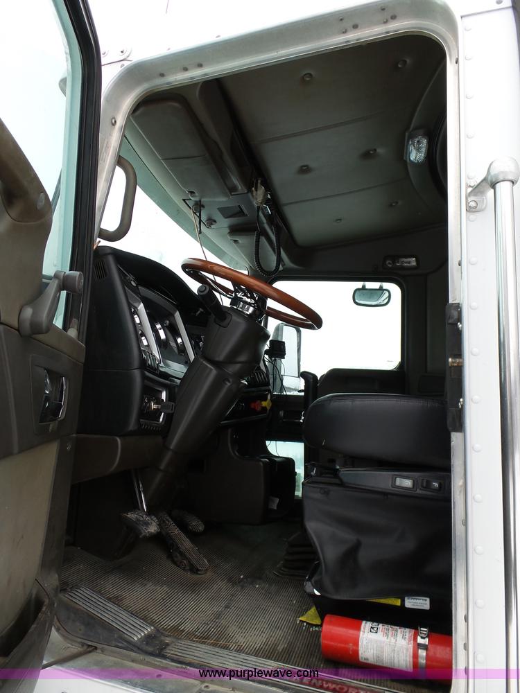 image for item L3005 2007 Kenworth T600 semi truck