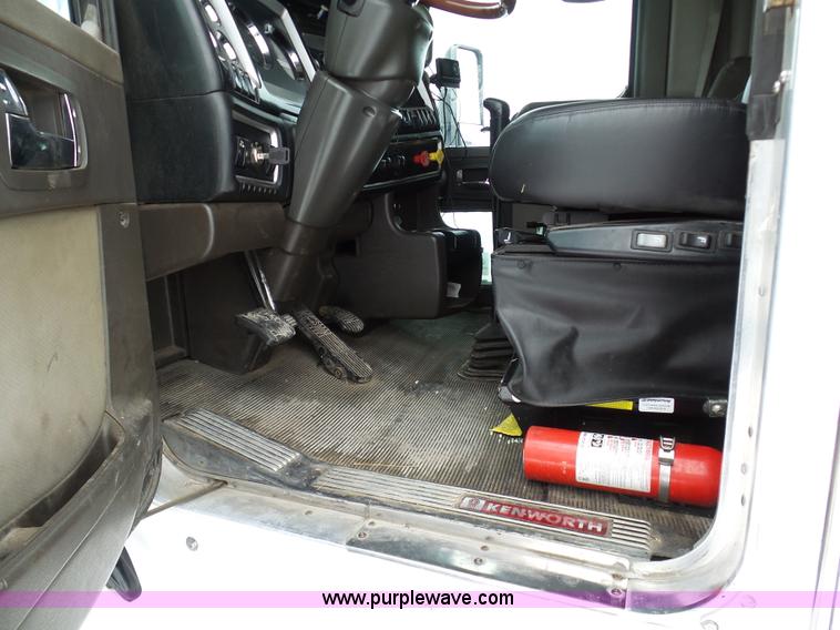 image for item L3005 2007 Kenworth T600 semi truck