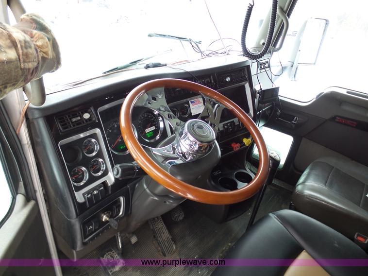 image for item L3005 2007 Kenworth T600 semi truck