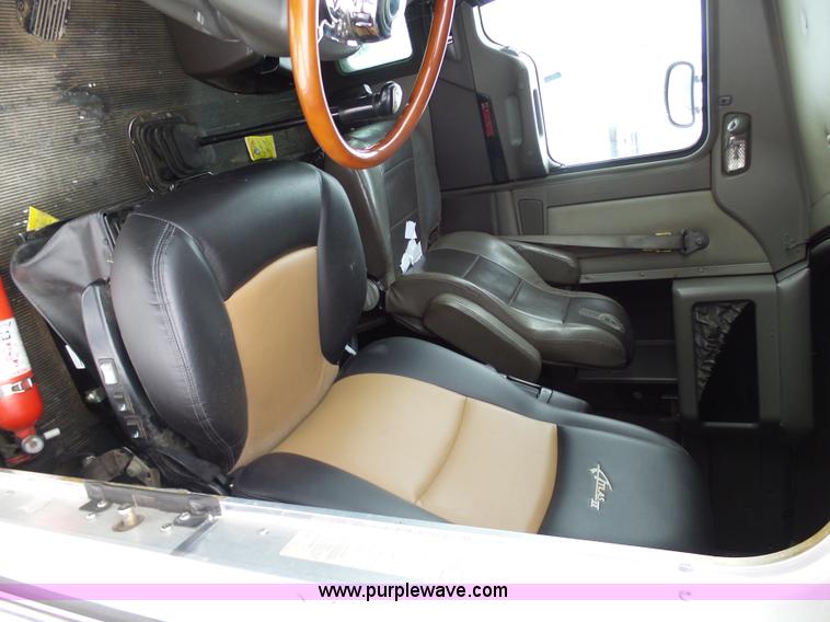 image for item L3005 2007 Kenworth T600 semi truck