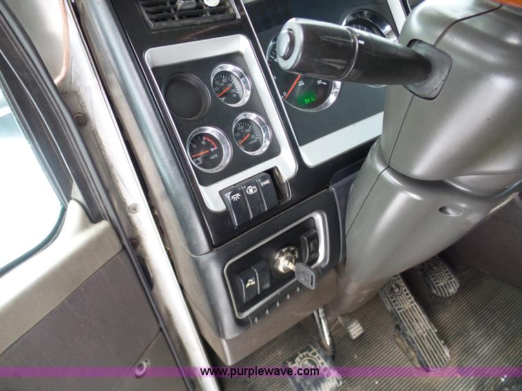 image for item L3005 2007 Kenworth T600 semi truck