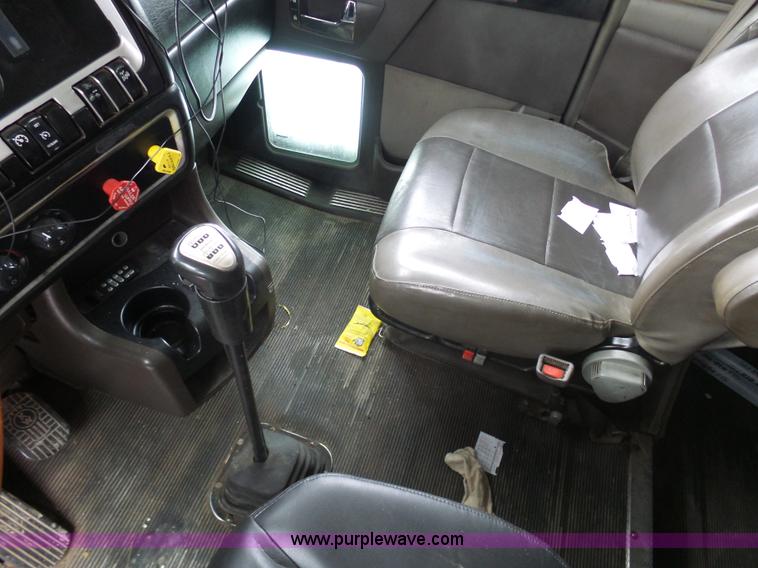 image for item L3005 2007 Kenworth T600 semi truck