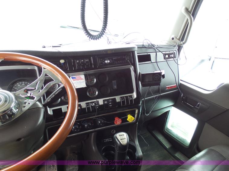 image for item L3005 2007 Kenworth T600 semi truck