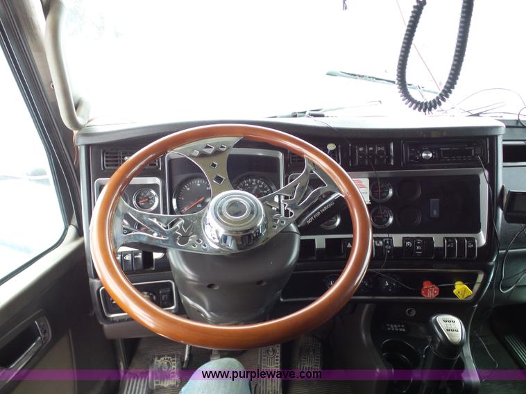 image for item L3005 2007 Kenworth T600 semi truck