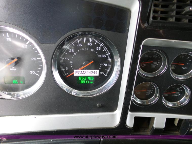 image for item L3005 2007 Kenworth T600 semi truck