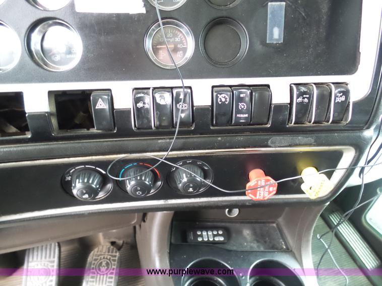 image for item L3005 2007 Kenworth T600 semi truck