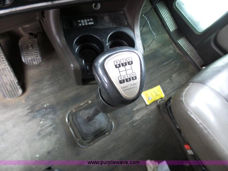 image for item L3005 2007 Kenworth T600 semi truck