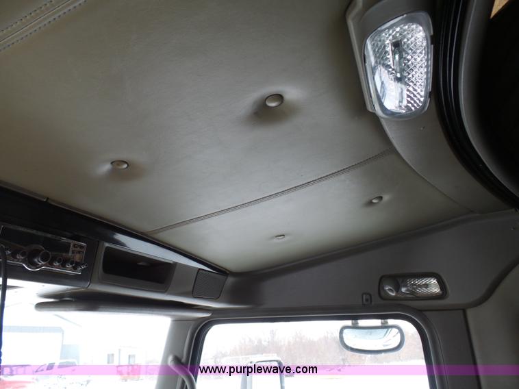 image for item L3005 2007 Kenworth T600 semi truck