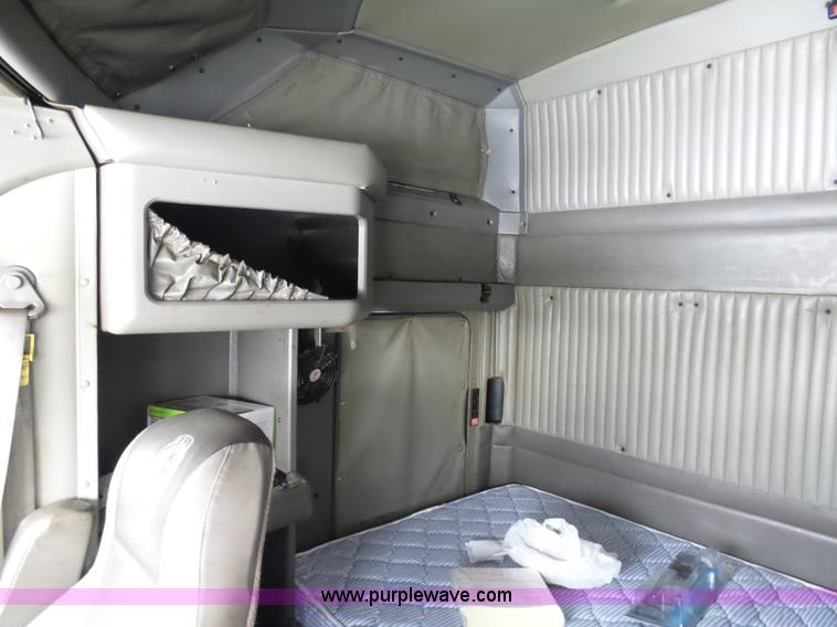 image for item L3005 2007 Kenworth T600 semi truck