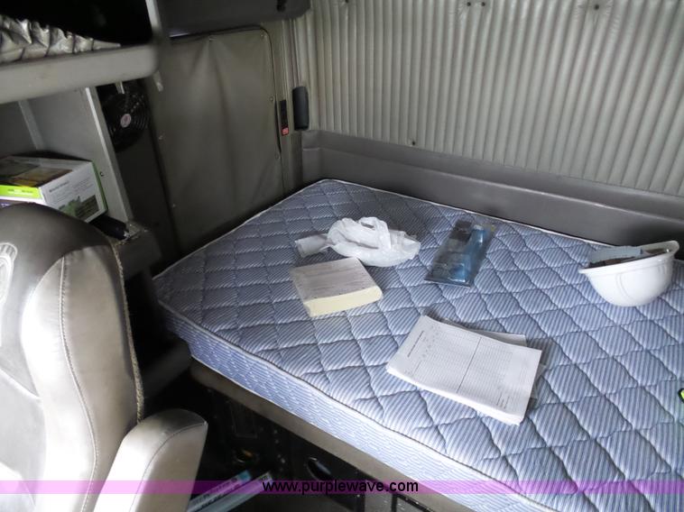 image for item L3005 2007 Kenworth T600 semi truck