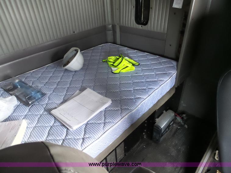 image for item L3005 2007 Kenworth T600 semi truck