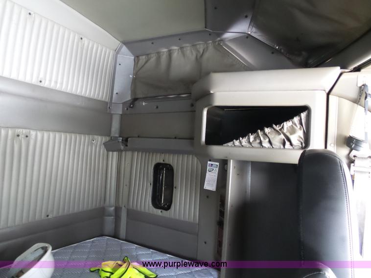 image for item L3005 2007 Kenworth T600 semi truck