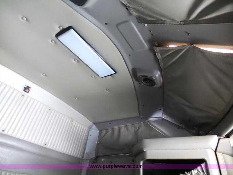 image for item L3005 2007 Kenworth T600 semi truck