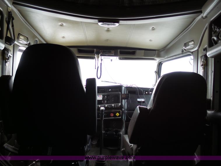 image for item L3005 2007 Kenworth T600 semi truck