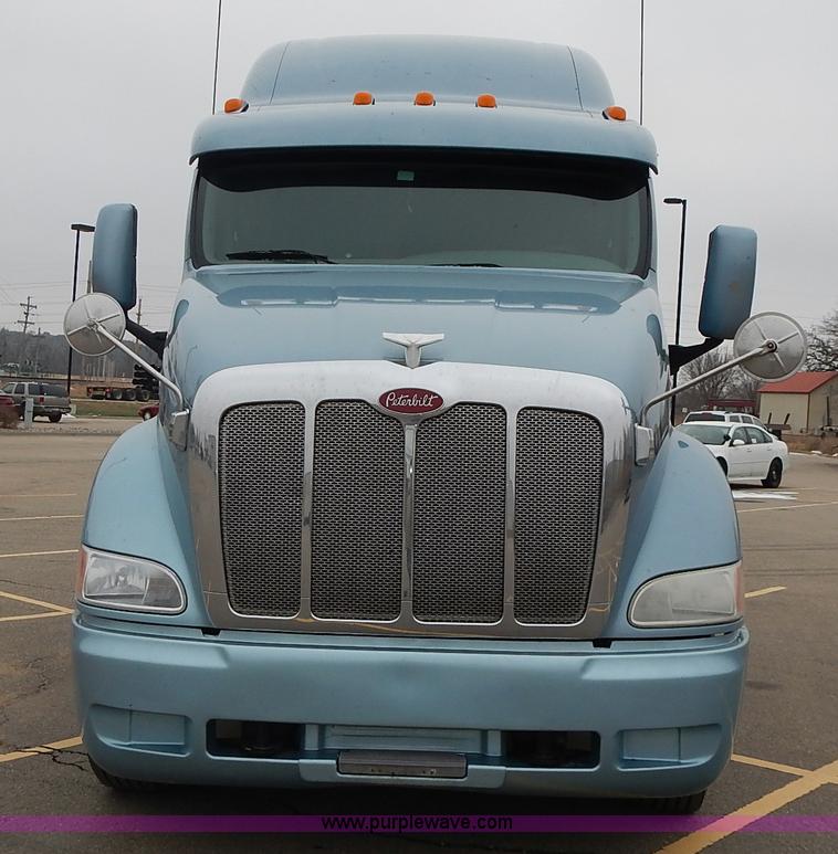 image for item L3619 2010 Peterbilt 387 semi truck