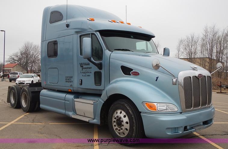image for item L3619 2010 Peterbilt 387 semi truck
