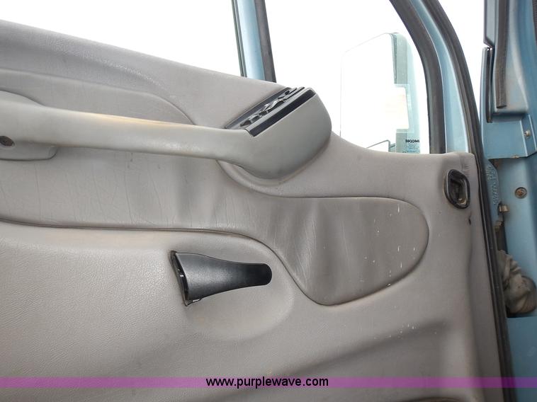 image for item L3619 2010 Peterbilt 387 semi truck