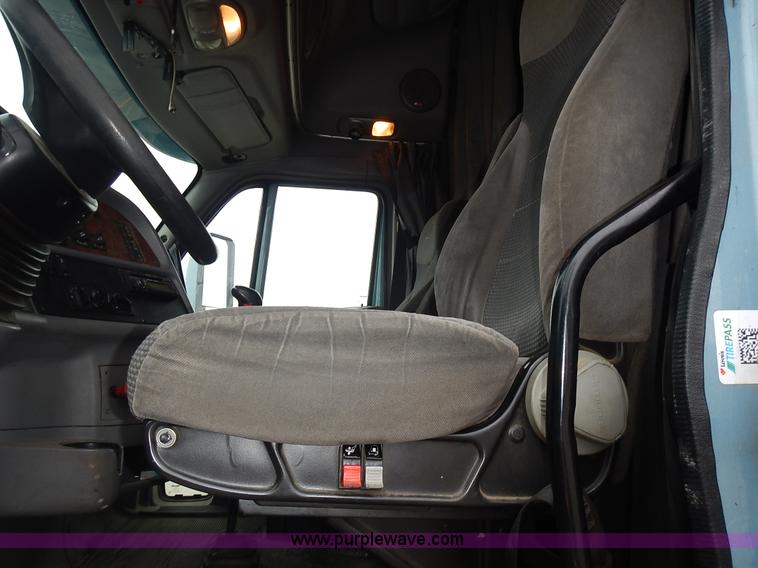 image for item L3619 2010 Peterbilt 387 semi truck