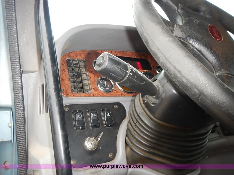image for item L3619 2010 Peterbilt 387 semi truck