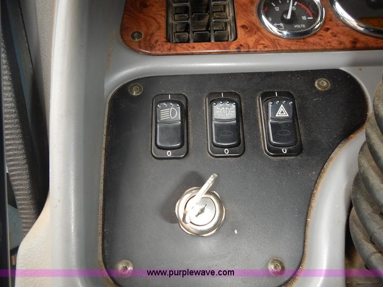 image for item L3619 2010 Peterbilt 387 semi truck