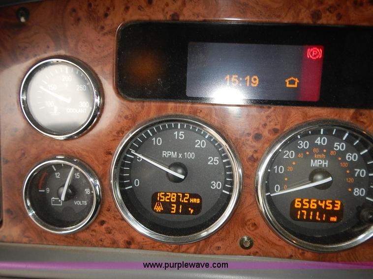 image for item L3619 2010 Peterbilt 387 semi truck