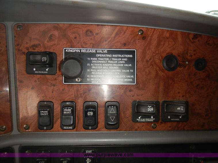 image for item L3619 2010 Peterbilt 387 semi truck