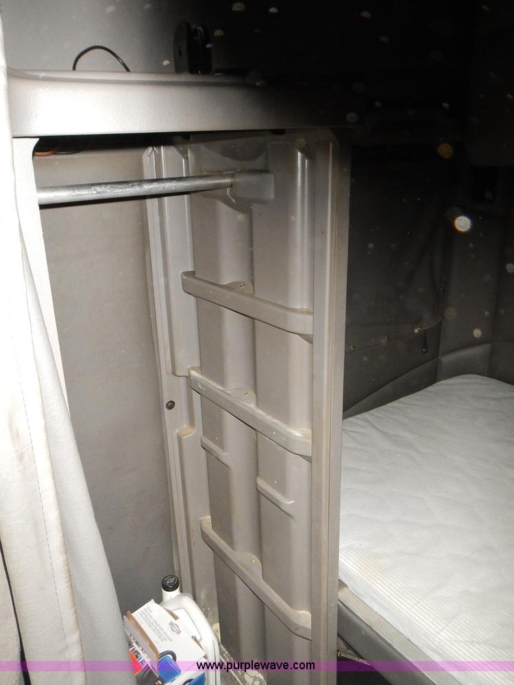 image for item L3619 2010 Peterbilt 387 semi truck