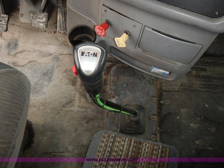 image for item L3619 2010 Peterbilt 387 semi truck