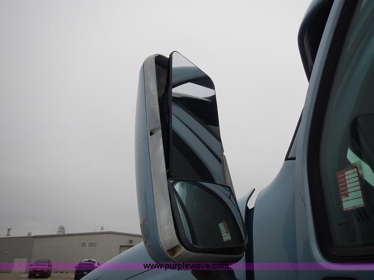 image for item L3619 2010 Peterbilt 387 semi truck