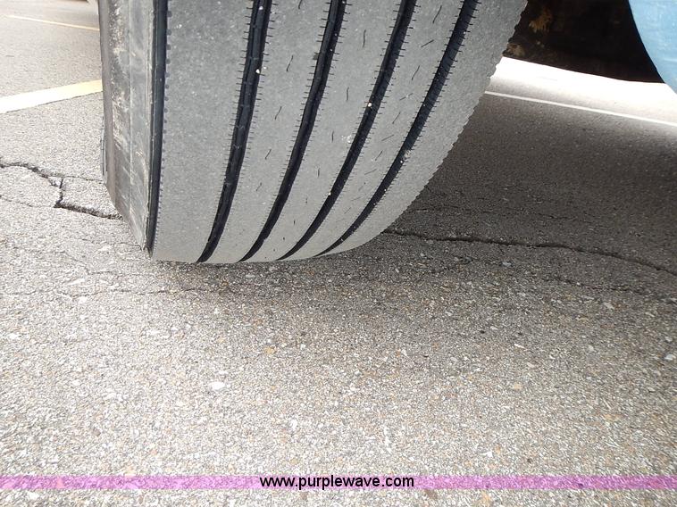 image for item L3619 2010 Peterbilt 387 semi truck